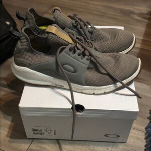 Oakley Men's Gary and White Sneakers